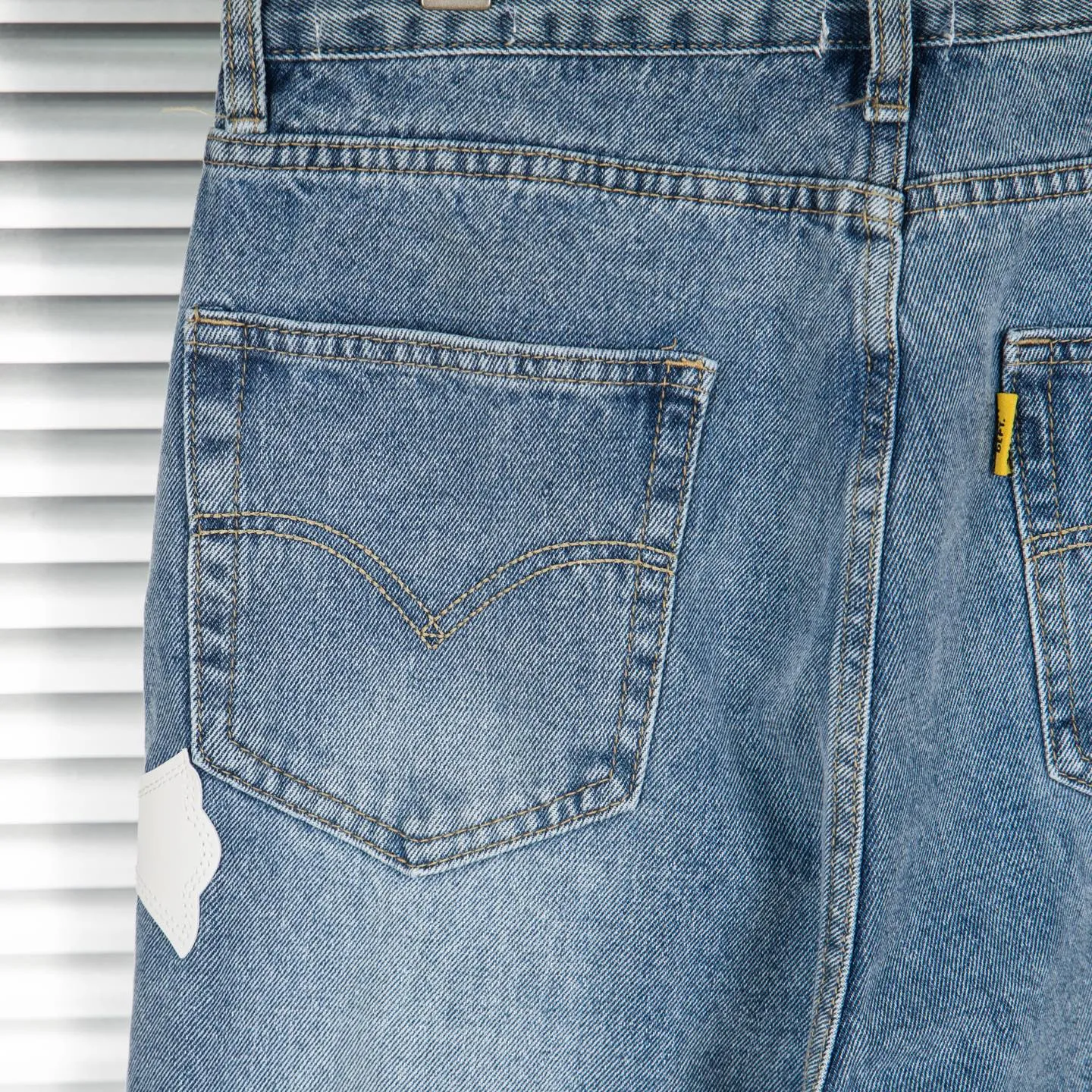 P240 Chrome Hearts Gallery co-branded limited-edition cross-flared flared jeans are a hot item this season and are sought after by countless celebrities and fashionistas. The neat details of the cutting process add color to the playful fashion! The neat and meticulous design, and the well-fitting structure is unique. The upper body not only has outstanding recognition, but also looks younger and younger. A style with the ultimate wearing meaning and performance, gorgeous color matching, and the craftsmanship of this style is also extremely extraordinary. After the finished product is washed, it is disassembled and hand-made with sheepskin cross leather and then spliced ​​together to complete. The whole piece has too many craftsmanship to describe. It is decorated with patchwork cross flowers and high-waisted washed jeans! ! Absolutely high-end luxury product, a god-level single product, a super popular product, made by top heavy industry, a magic weapon that cannot be missed to hit the streets. Style number: 1843 Size: 28 30 32 34 36 Color: blue